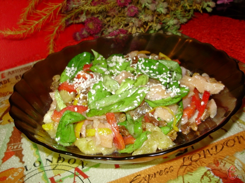 Викласти салат на тарілку й перед подачею посипати кунжутом.