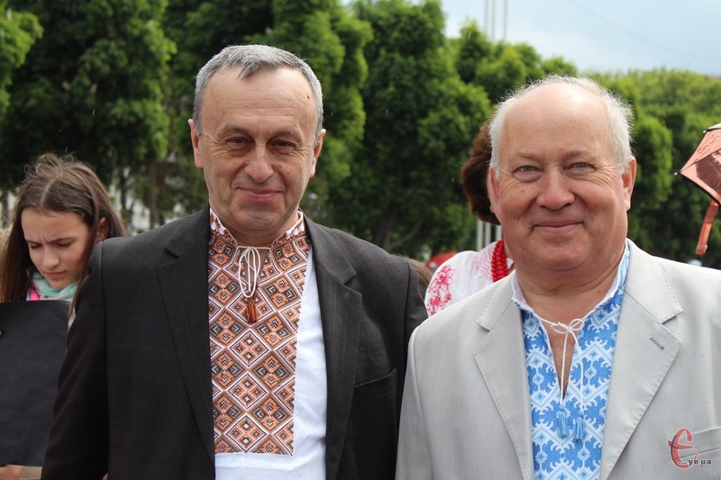 Віктор Паламарчук (ліворуч) каже, що на День Незалежності, щоб безкоштовно проїхати в хмельницькому тролейбусі, достатньо буде вдягнути вишиванку