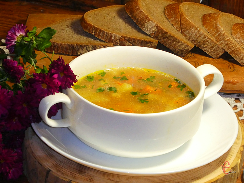 «Затируху» можна варити не лише на м'ясному бульйоні, але й на овочевому чи грибному. Або ж просто додати в улюблений суп. 