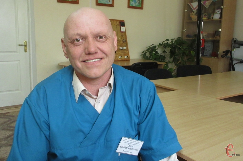 Щодня Сергій Рогаль проводить фізпроцедури для тих, хто потребує реабілітації.