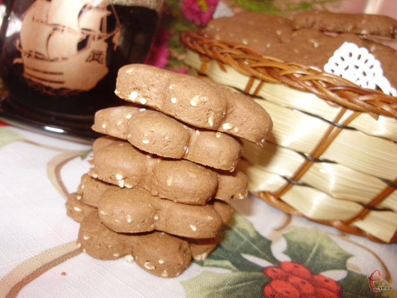 Поєднання шоколаду та кунжуту дуже вдале. А використання кукурудзяного борошна дарує печиву ще хрумкішу, більш розсипчасту структуру. 