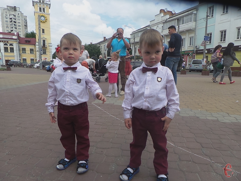 3-річні Михайлик і Миколка прийшли на парад з батьками