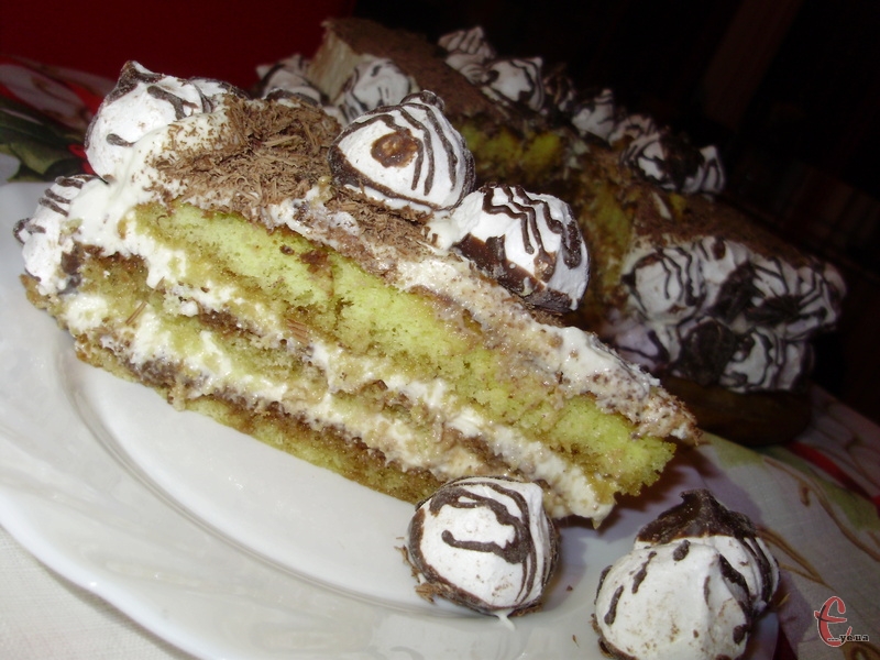 Торт можна посипати тертим шоколадом та прикрасити білковими краплинами.
