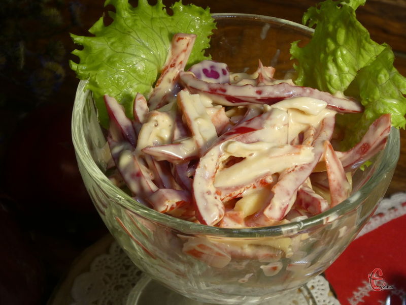 Не зважаючи на мінімальну кількість складових, салат неймовірно смачний! 