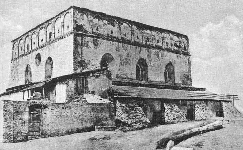Сатанівська синагога вважається однією з найдавніших у Східній Європі споруд такого типу (фото початку XX століття)