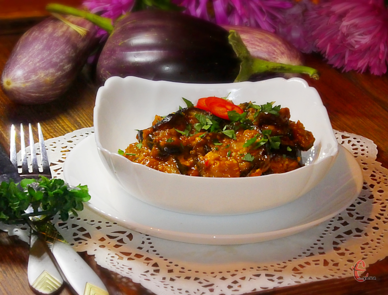 Сирдак - смачна азербайджанська закуска зі смажених баклажанів, тушкованих в густому томатному соусі.