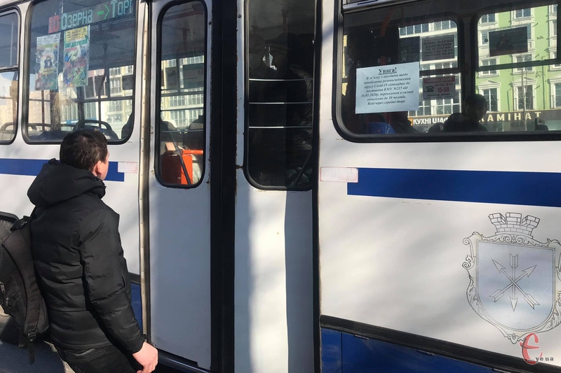 Тролейбуси у Хмельницькому беруть по 10 пасажирів