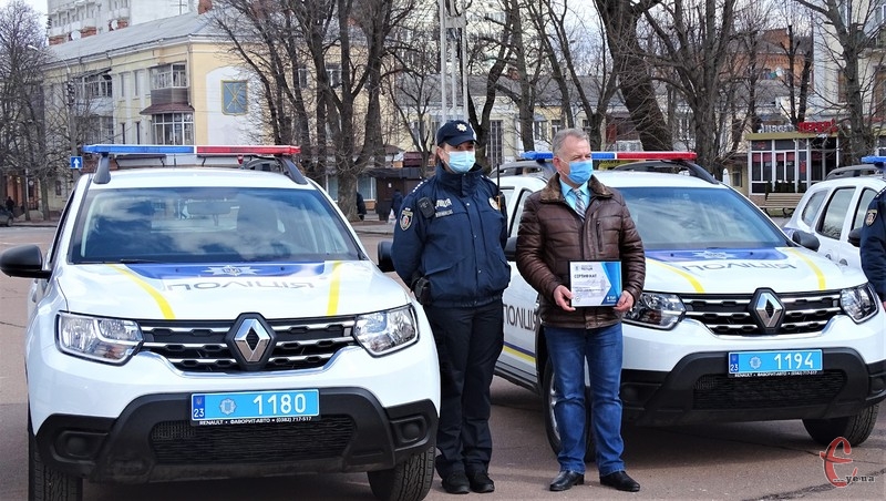 У Хмельницькому на майдані Незалежності поліцейські офіцери громади отримали автівки 