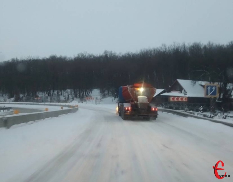 Снігоприбиральна техніка на дорогах продовжує і далі працювати. А тому, просять водіїв, поступатися їй дорогою