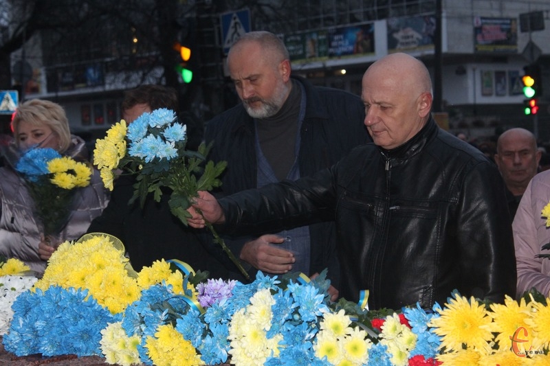 Жителі міста вшанували загиблих Героїв хвилиною мовчання та покладанням квітів