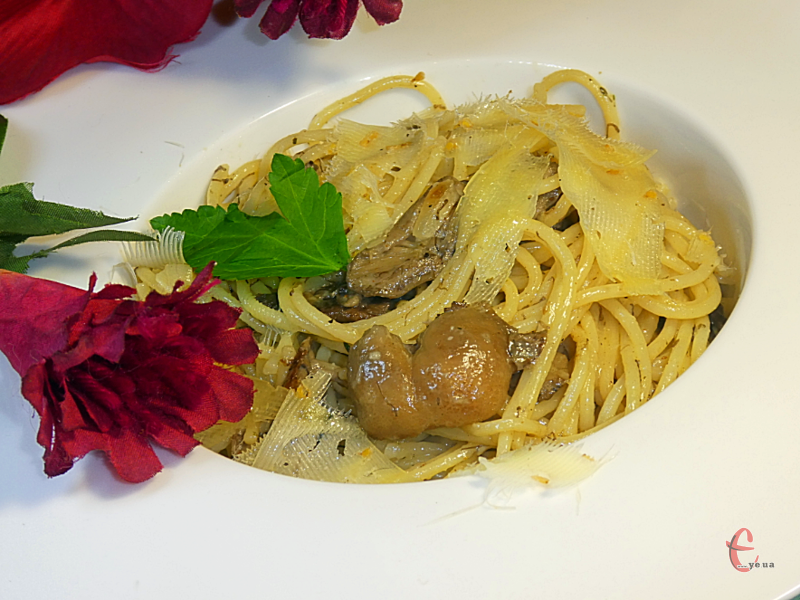 Гриби й ніжний вершковий соус з ароматом італійських трав перетворять звичайну вечерю на справжнє свято. 