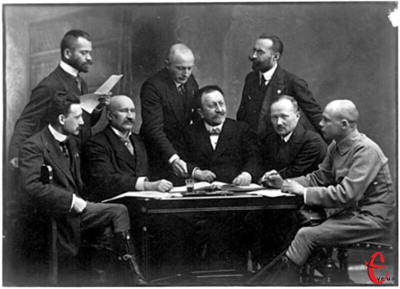 «Січова управа», 1915 рік. В центрі сидить Кирило Трильовський