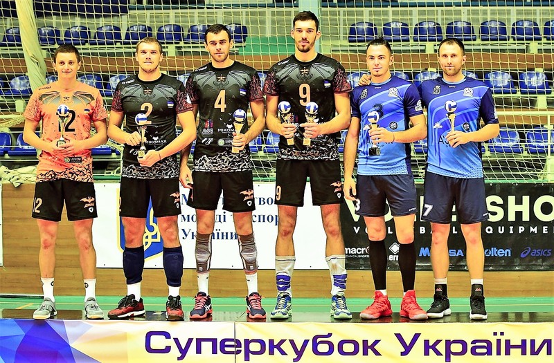 Дмитро Козловський (крайній праворуч) та Нік Сотнік після матчу за Суперкубок отримали індивідуальні нагороди