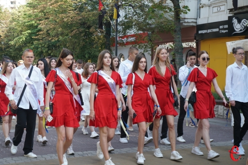30 червня у Хмельницькому пройшов парад випускників