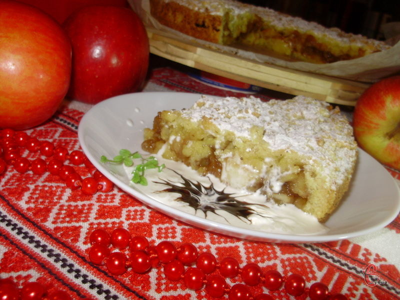 Саме такий тертий пиріжок моя матуся раніше завжди готувала на вхідні. Щоправда не з яблуками, а з варенням.