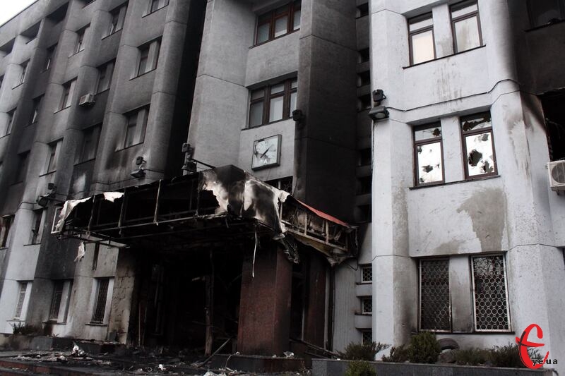 Вранці 20 лютого 2014 року приміщення СБУ в Хмельницькому нагадувало згарище