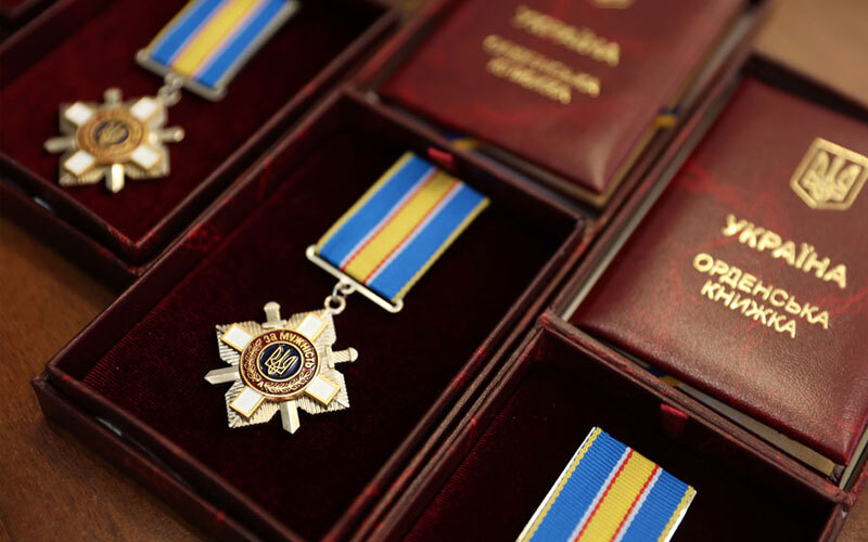Орденом «За мужність» ІІІ ступеня (посмертно) нагороджені  троє захисників з Хмельниччини