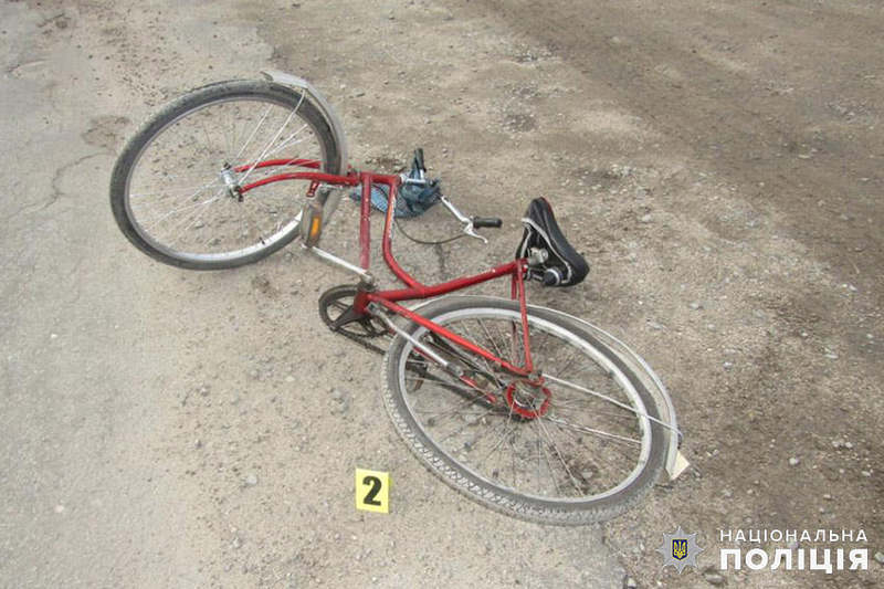 Автомобіль збив велосипедиста