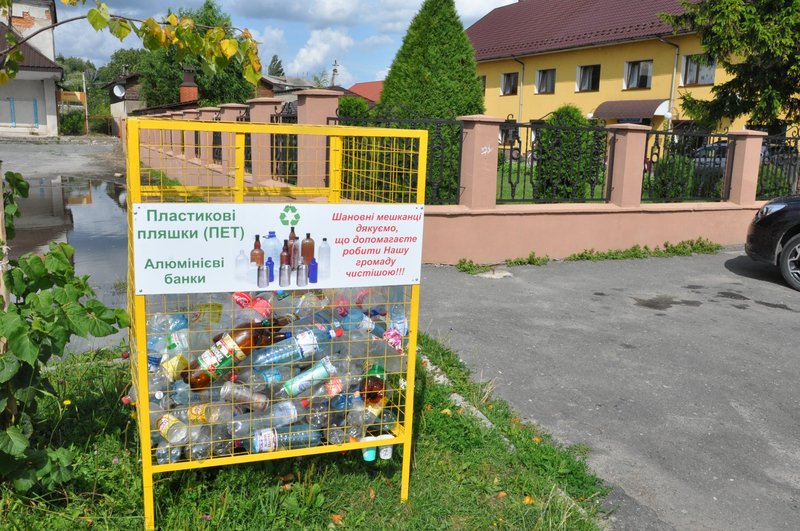 Місцевих жителів просять вкручувати пластик, щоб заповнювати контейнери щільно