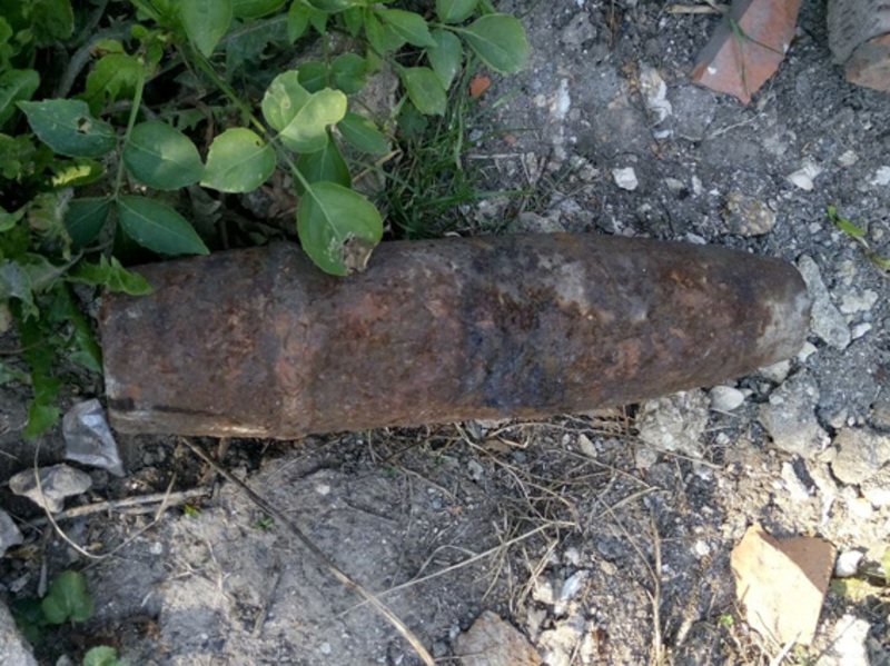 Працюючи в полі, чоловік знайшов артилерійський снаряд