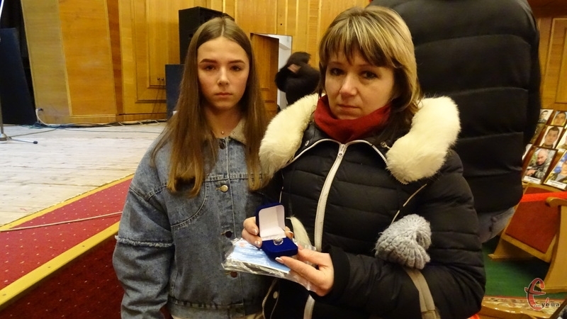 Дружина Валентина та донька Марина загиблого Героя Анатолія Суліми