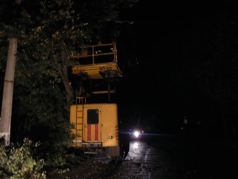 У Хмельницькому з 22.40 до першої години ночі рятувальники разом із іншими службами локадізовували наслідки падіння дерева на електромережу 