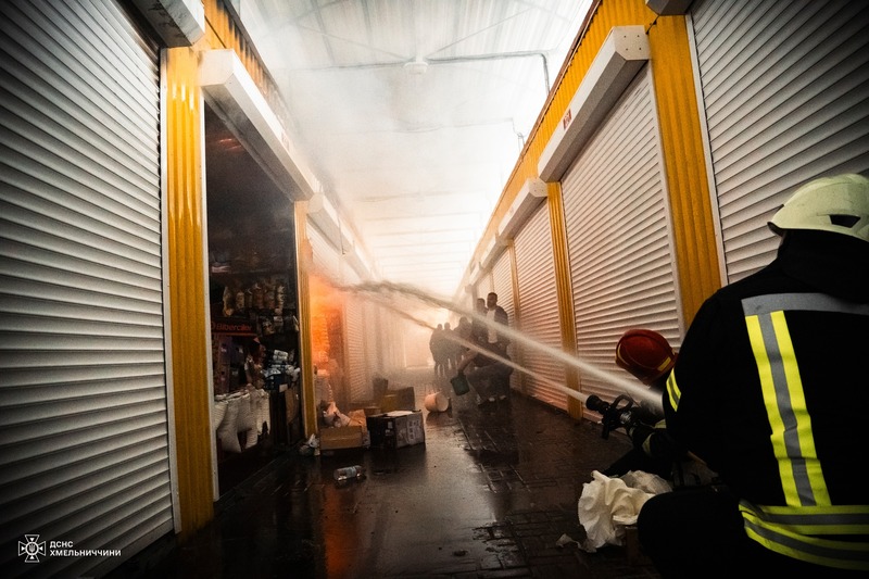 Вогнеборці загасили пожежу, які пошкодили кіоски на продуктовому ринку