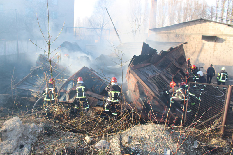 Рятувальники ліквідували пожежу на складі з відходами пластику