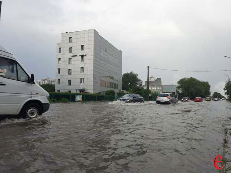 Підтоплення деяких вулиць Хмельницького внаслідок опадів, на жаль, вже стало звичним явищем