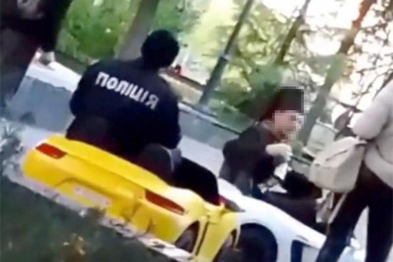 Під час моніторингу мережі інтернет на сторінці одного із місцевих пабліків правоохоронці виявили відео, на якому двоє чоловіків катаються на дитячих автівках