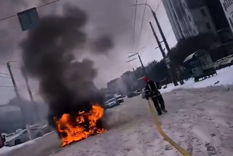 Пожежа автівки сталася сьогодні, 8 січня, на вулиці Зарічанській