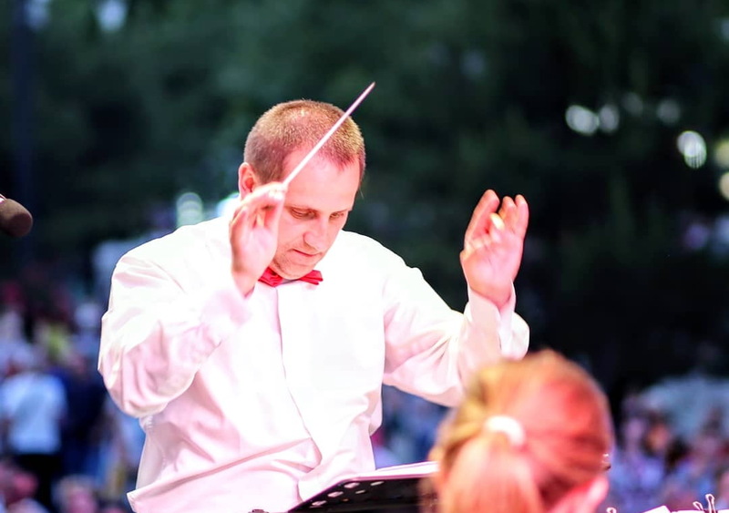 У переліку стипендіатів, наприклад, є керівник муніципального естрадно-духового оркестру Тарас Безнюк
