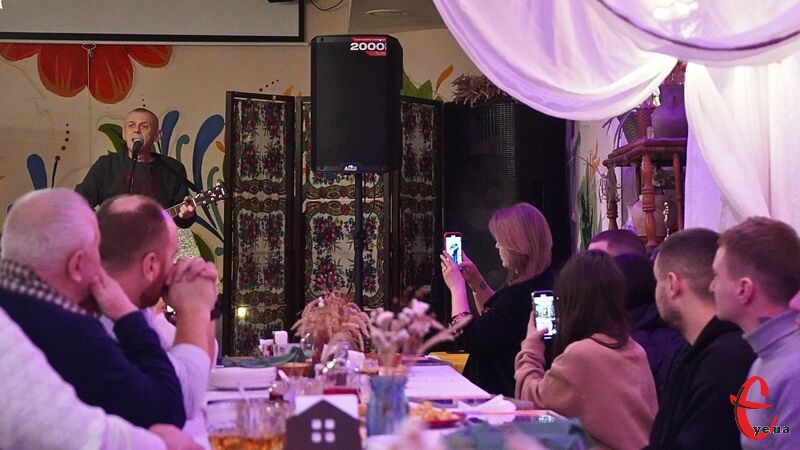 Гастро-подію організували волонтери Мистецької сотні «Гайдамаки» спільно з засновницею бренду крафтової продукції «Щастя в банці» Тетяною Дем