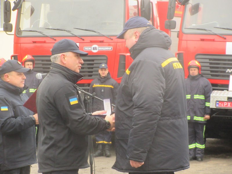 Рятувальникам перезентували нову пожежно-рятувальну техніку, житло та вручили службові нагороди