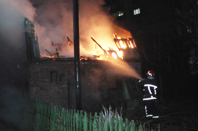 У Хмельницькому надзвичайники врятували від знищення вогнем житловий будинок