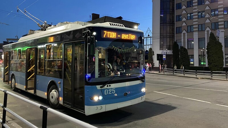 У святкові дні містом буде курсувати менше тролейбусів
