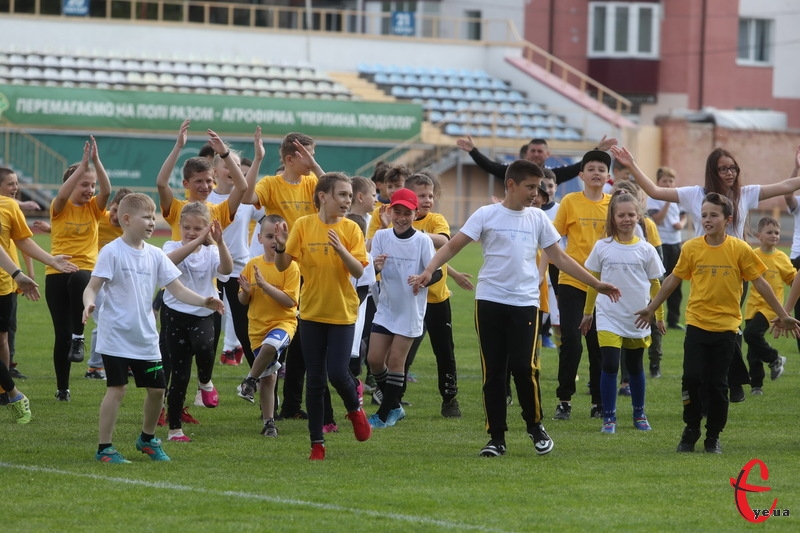 У Хмельницькому проводять відкриті уроки футболу для дітей різного віку. І не шише тих, хто завжди мешкав у місті, а й тих, хто вимушено переїхав із регіонів, де тривають бойові дії