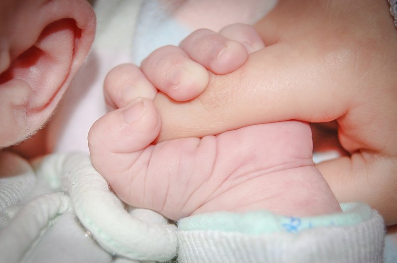 Суд виніс вирок жінці, що хотіла таємно віддати власне немовля