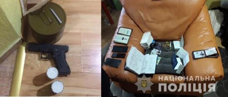 Під час обшуку у помешканні хмельничанина виявили гроші, банківські картки, 6 мобільних телефонів, стартовий пістолет та підроблене посвідчення працівника СБУ. Фото: hm.npu.gov.ua