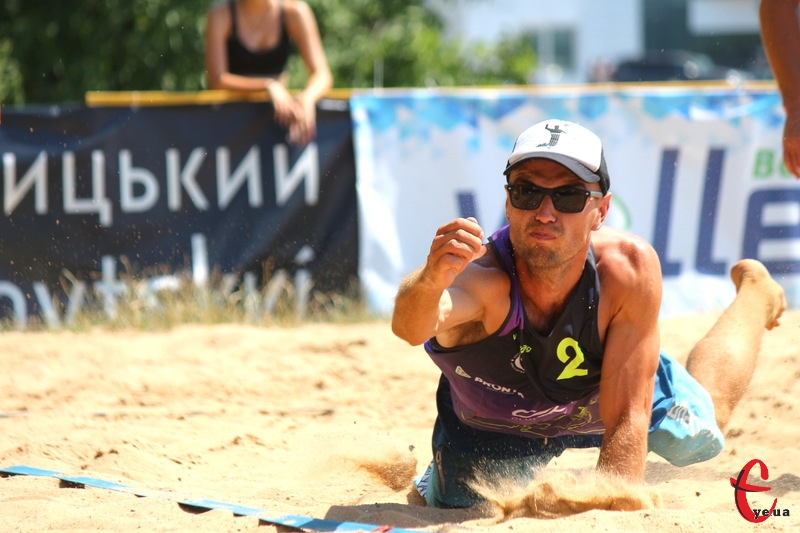 У Хмельницькому поойшли змагання з пляжного волейболу, участь в яких взяли спортсмени з різних куточків України