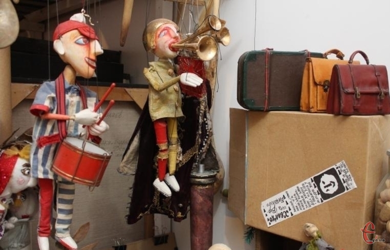 У Ніколаєва, який є головним художником лялькового театру, майстерня не просто територія творчості, а й дім самої казки
