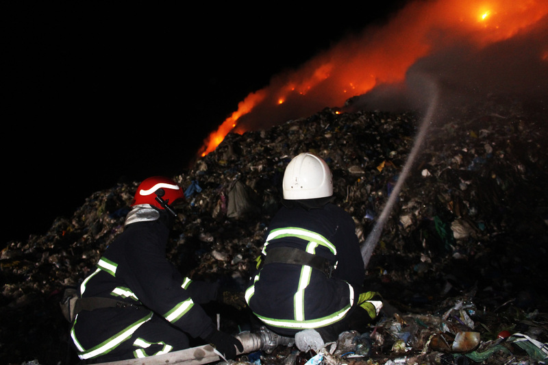 Хмельницькі рятувальники ліквідували пожежу на міському сміттєзвалищі