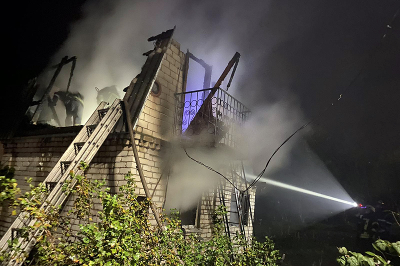 У Хмельницькому рятувальники ліквідували пожежу в приватному житловому будинку