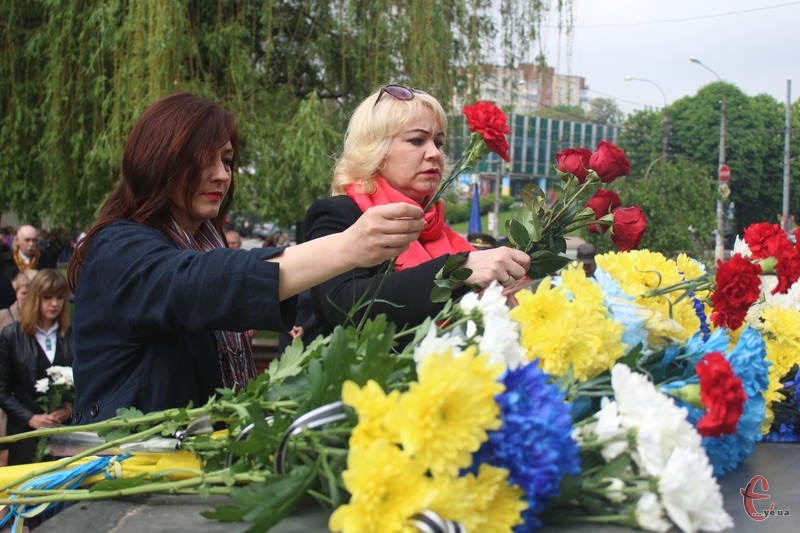 Понад сотня хмельничан поклали квіти до Ангела Скорботи