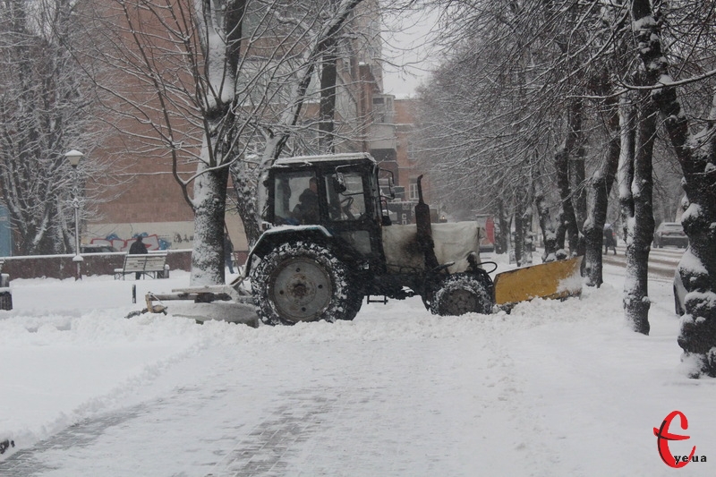 Двірники й трактористи управляючих муніципальних компаній розпочали боротьбу зі снігом о шостій ранку