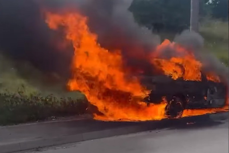 Хмельницькі вогнеборці ліквідували пожежу легкового автомобіля