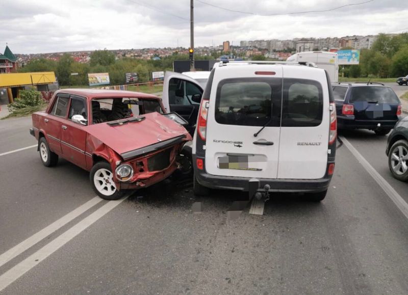 Аварія сталася на перехресті вулиць Озерна та Степана Бандери
