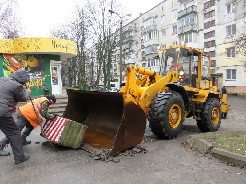 16 березня комунальники демонтували бетонні блоки, розташовані поблизу будинку №22/1 на вулиці Степани Бандери