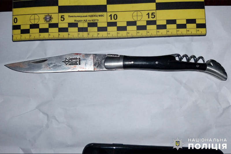 Працівники поліції вилучили у підозрюваного ніж, яким він поранив опонента