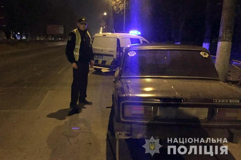 Зупинивши водія ВАЗу, правоохоронці виявили, що автомобіль викрадений